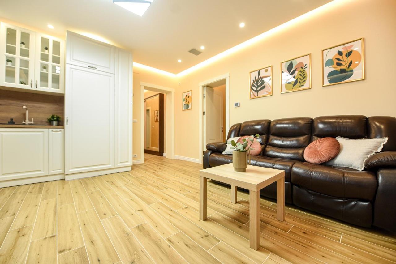 Green Leafy Brasov - Ideal 2 Bedroom Apartment Bagian luar foto