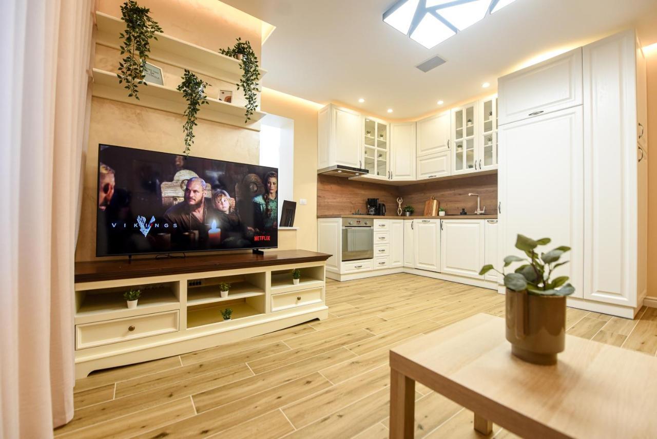 Green Leafy Brasov - Ideal 2 Bedroom Apartment Bagian luar foto