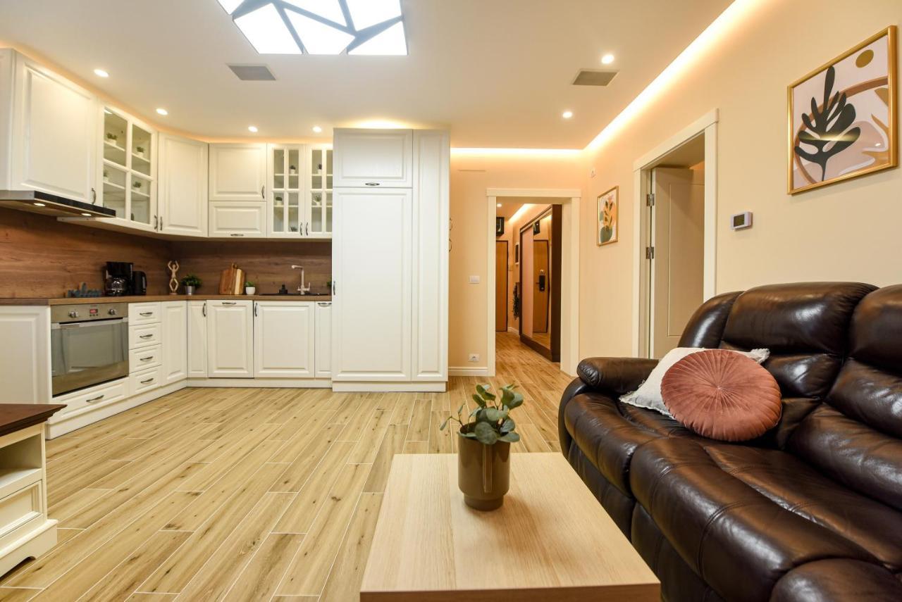 Green Leafy Brasov - Ideal 2 Bedroom Apartment Bagian luar foto
